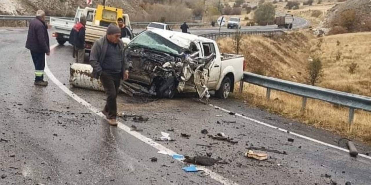 Sivas’ta Pikap İle Tır Çarpıştı: 1’i Ağır 2 Yaralı