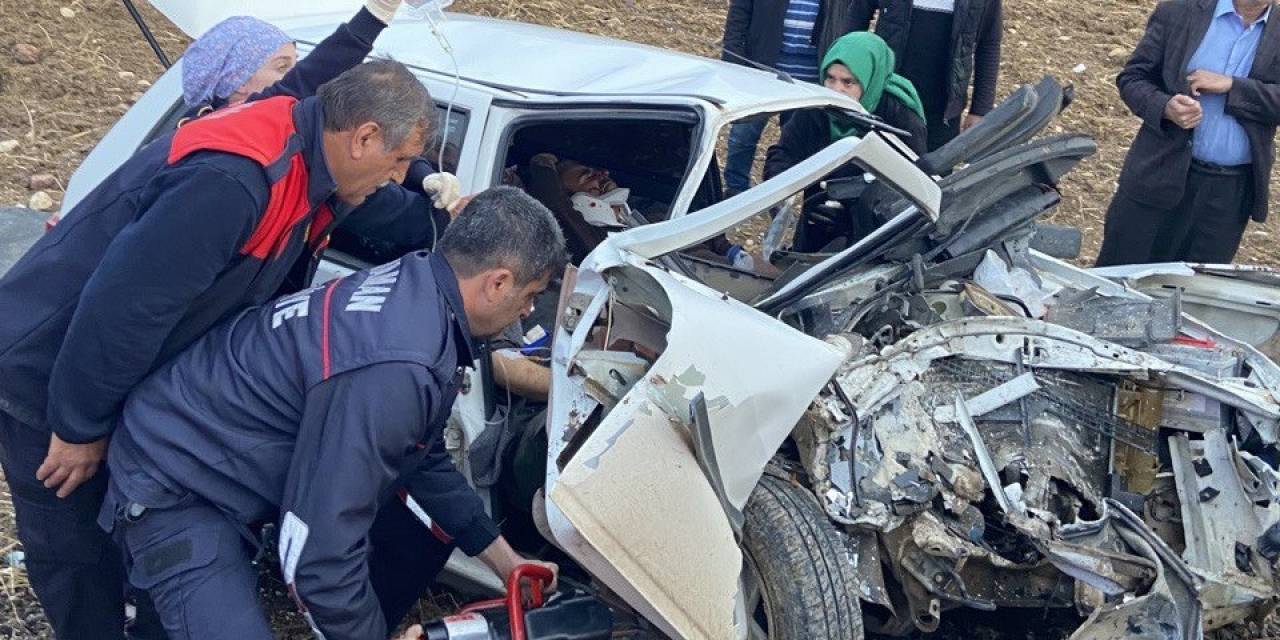 Kamyonet İle Otomobil Kafa Kafaya Çarpıştı: 1 Ölü, 3 Yaralı