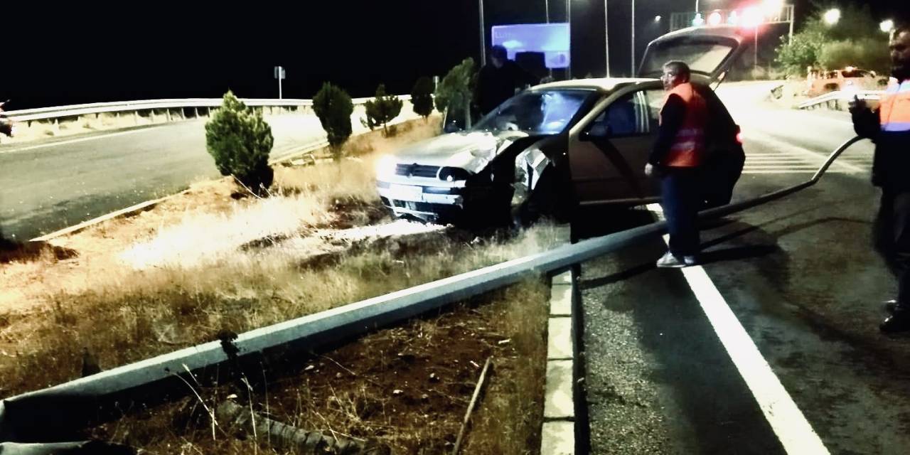 Otomobil Elektrik Direğine Çarptı: 4 Yaralı