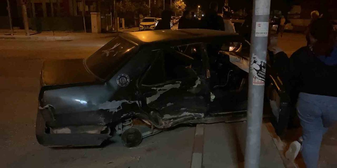 Burdur’da Kavşağa Kontrolsüz Giren 2 Otomobil Çarpıştı
