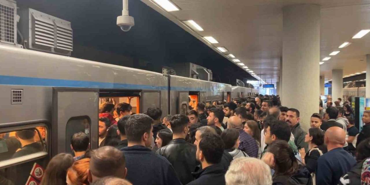 İstanbul’da Gelmeyen Metrolar Ve Yürümeyen Merdivenler Vatandaşları Çileden Çıkardı