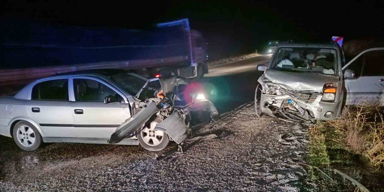 Hafif Ticari Araçla Otomobilin Çarpıştığı Kazada 2 Kişi Yaralandı