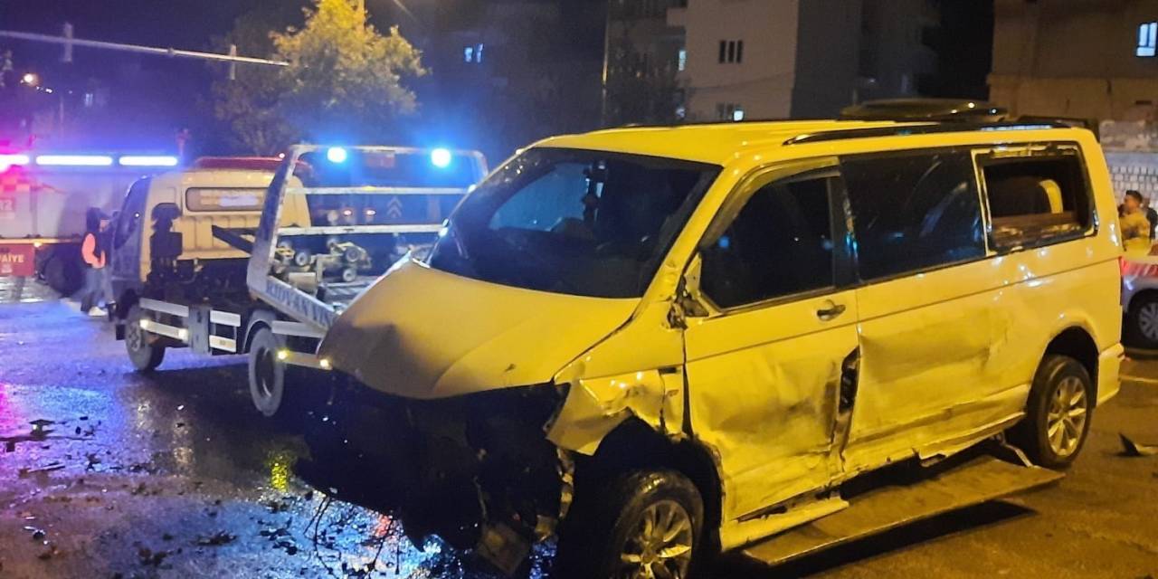 Mardin’de Hafif Ticari Araç İle Otomobil Kafa Kafaya Çarpıştı: 2’si Ağır 6 Yaralı