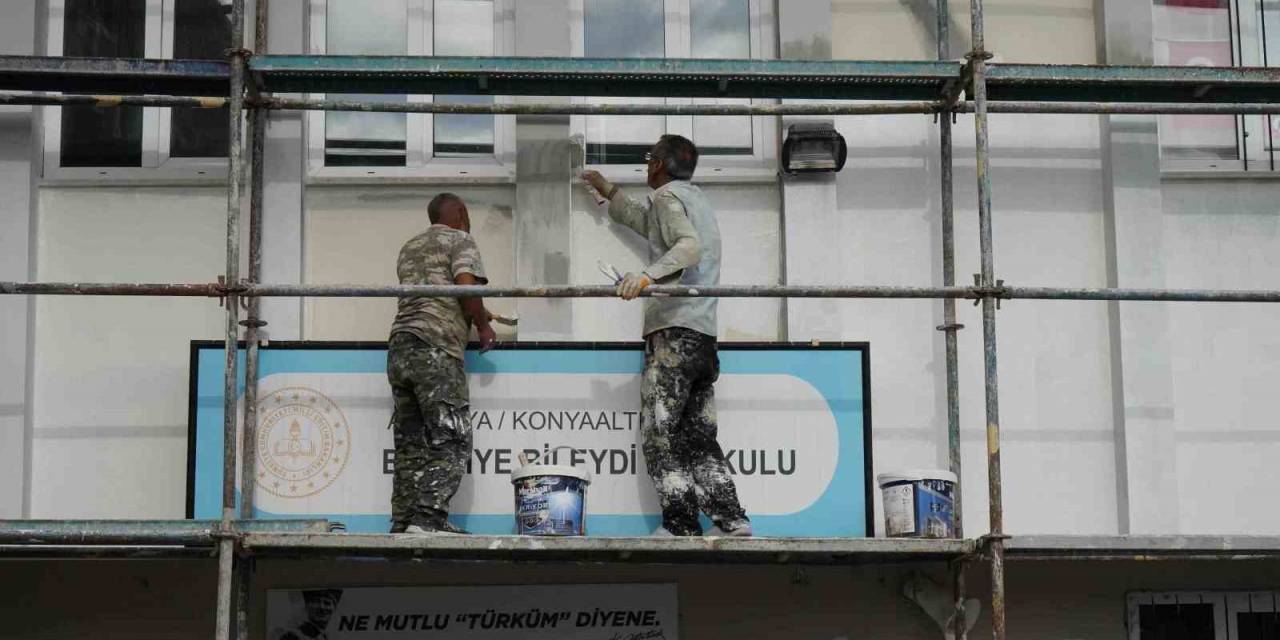 Konyaaltı’nda Okullar Boyanıyor