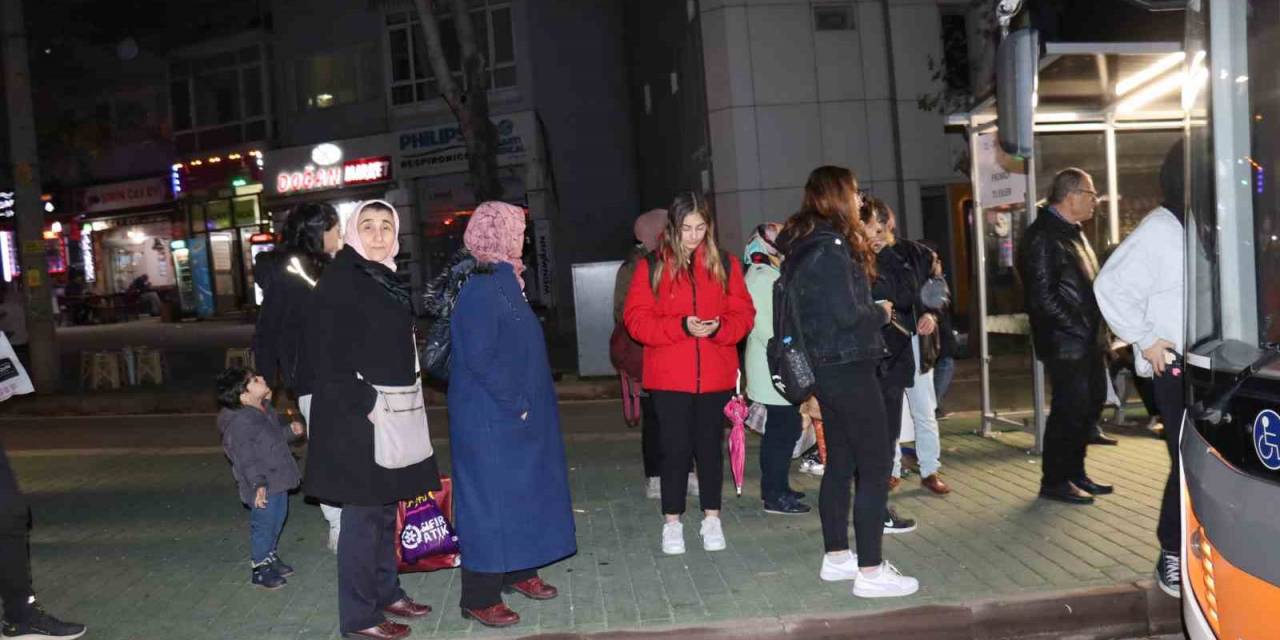 Vatandaşların Geç Gelen Belediye Otobüsü İsyanı