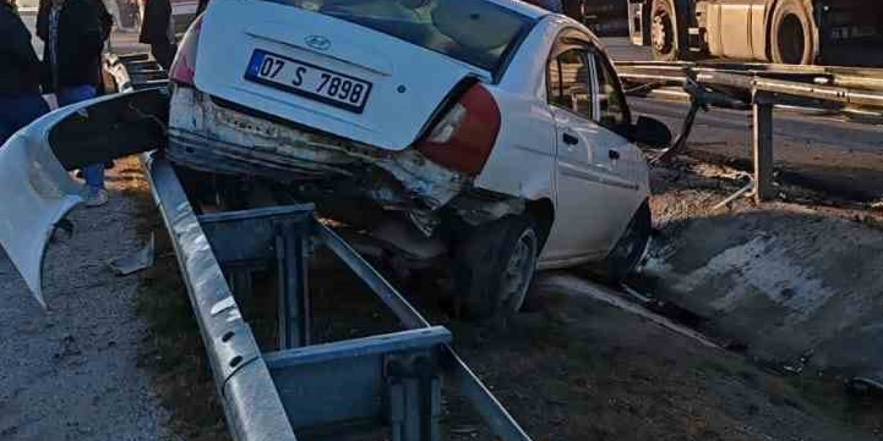 Burdur’da Kontrolden Çıkan Otomobile Refüje Çıktı, 6 Yaralı
