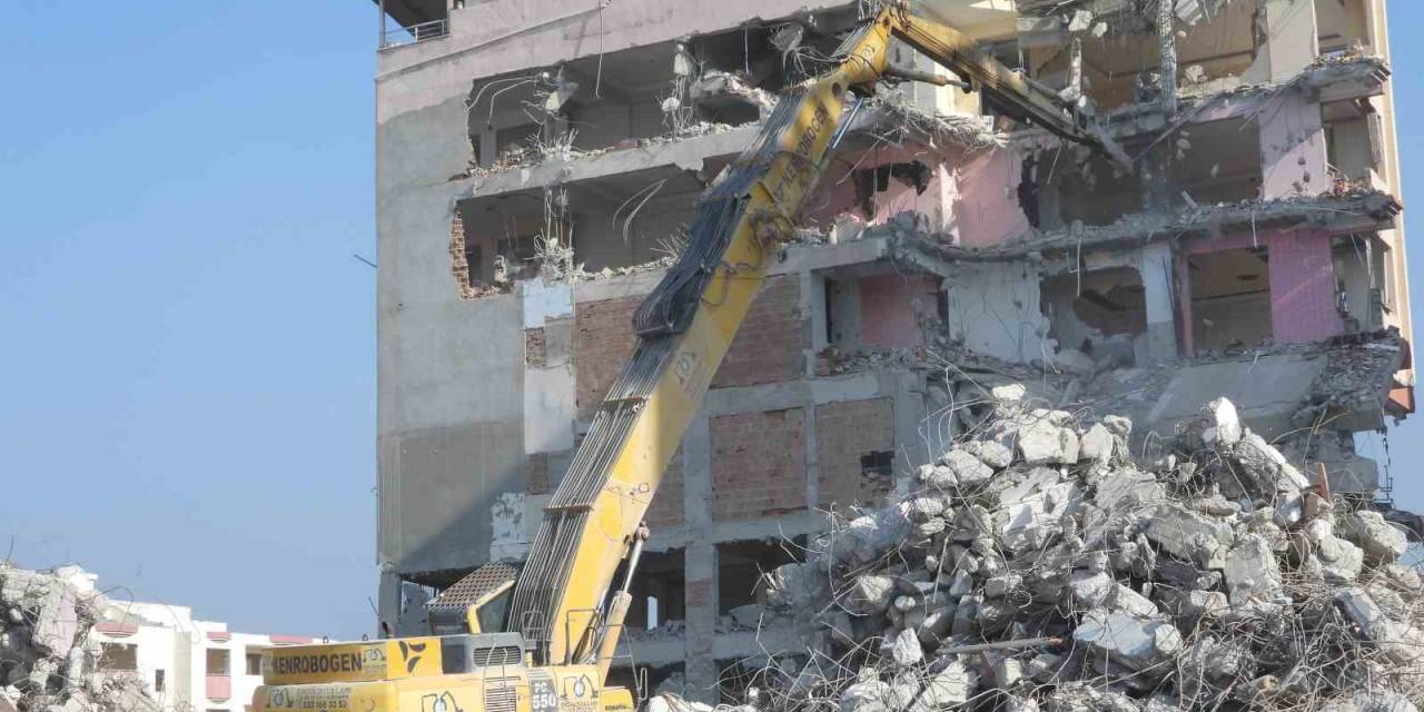 Samandağ’da Depremden Etkilenen Binalar Kontrollü Olarak Yıkılıyor