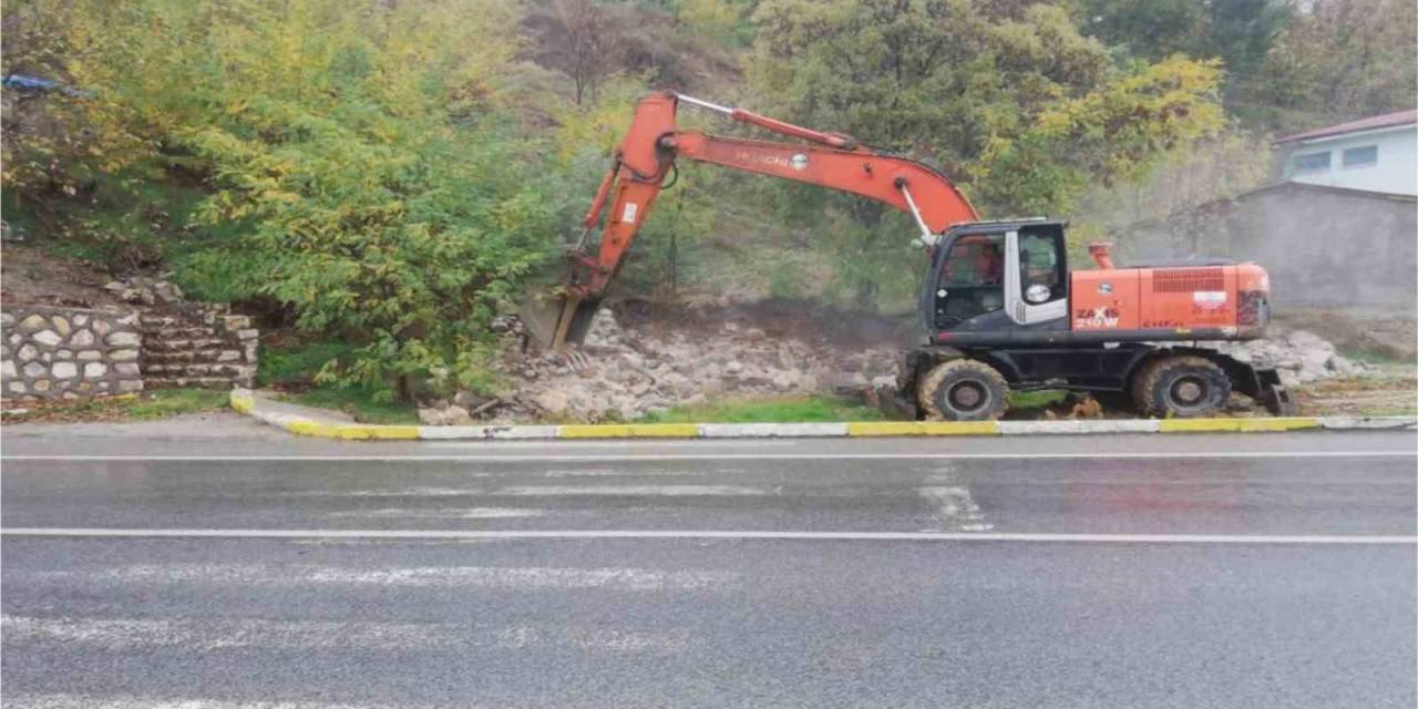 Tunceli’de Metruk Binalar Yıkılıyor