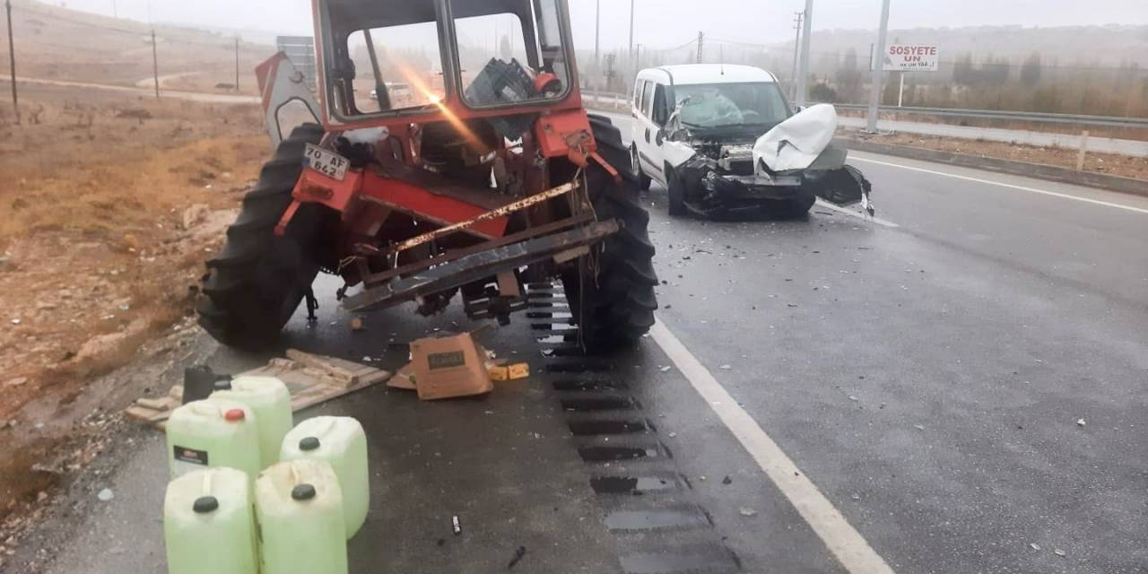 Hafif Ticari Araç Traktöre Arkadan Çarptı: 2 Yaralı