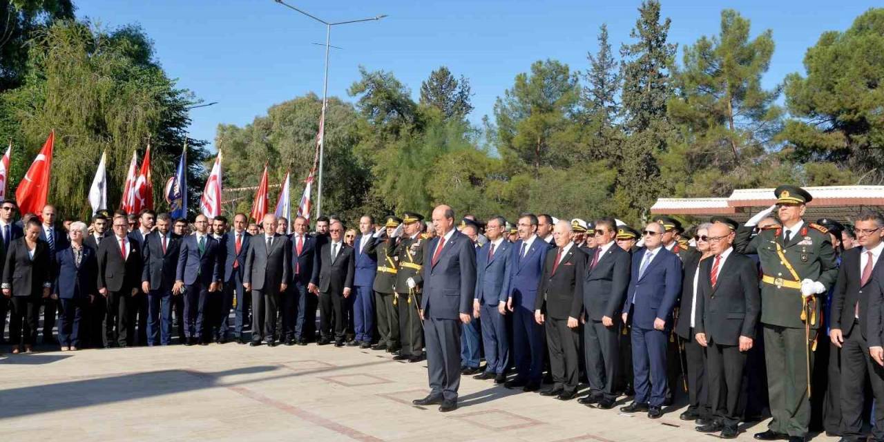 Kktc Cumhurbaşkanı Tatar Ve Cumhurbaşkanı Yardımcısı Yılmaz, Lefkoşa Atatürk Anıtı’na Çelenk Bıraktı