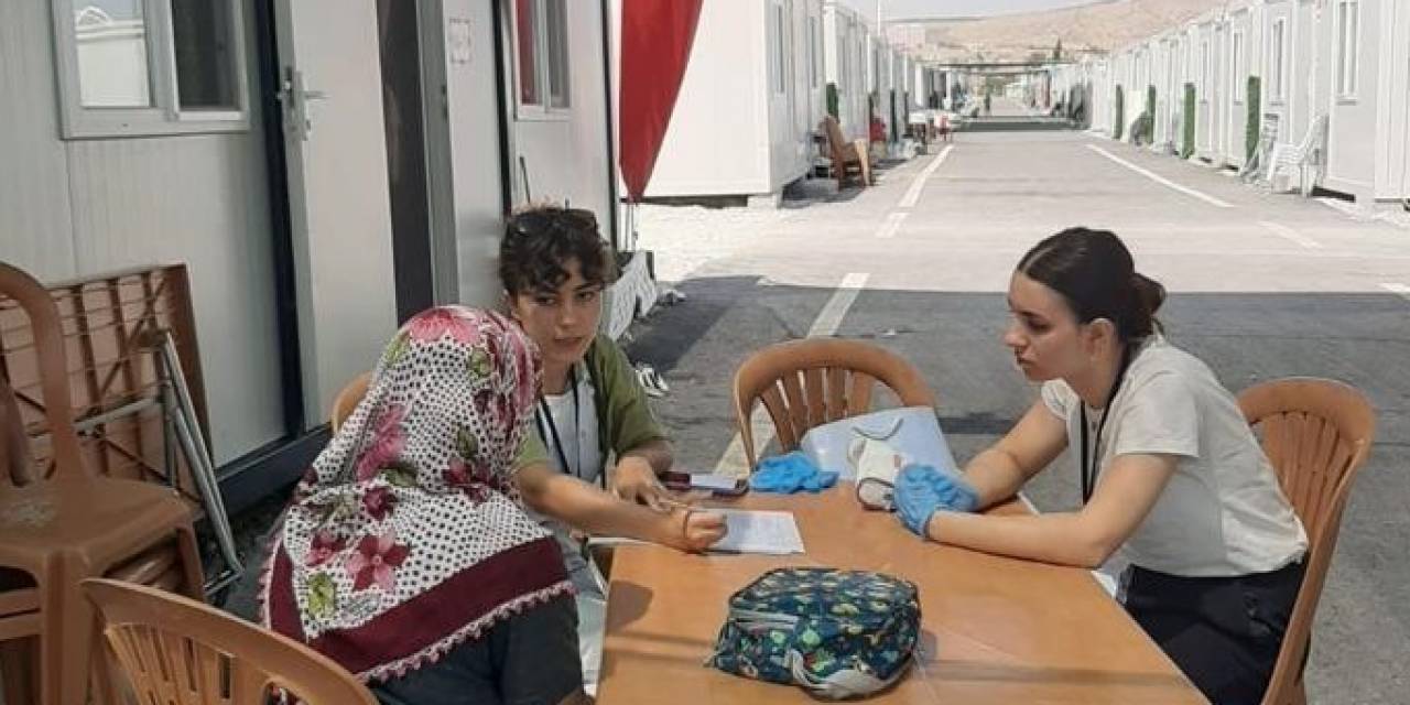 Deü Malatya’da Depremzedeleri Yalnız Bırakmıyor