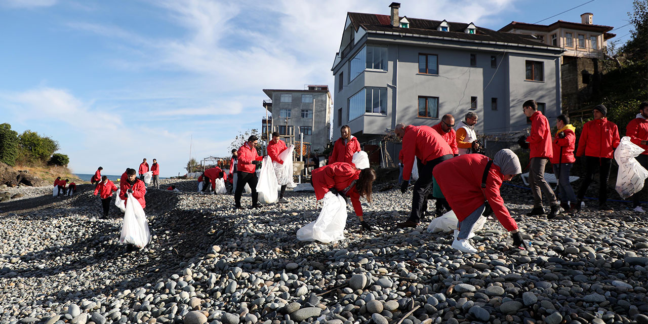 Rize'de kıyı temizliğinde 200 kilo atık toplandı