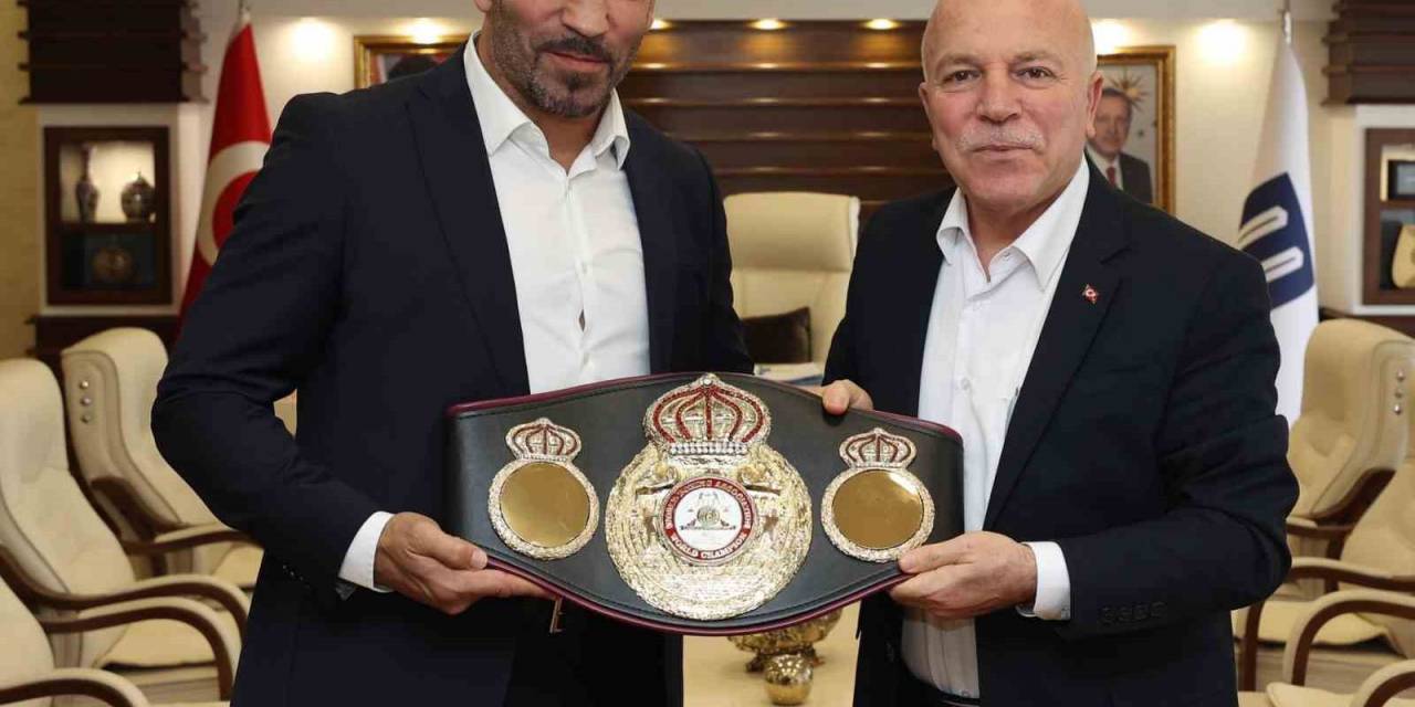 Başkan Sekmen Şampiyon  Boksör Fırat Arslan’ı Ağırladı