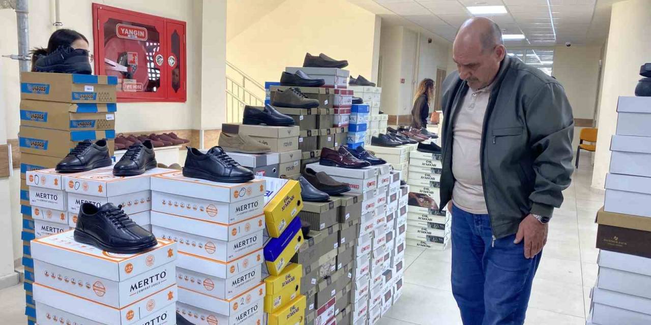 Bu Hayır Çarşısında Ayakkabı Ve Çantalar Satışa Çıktı