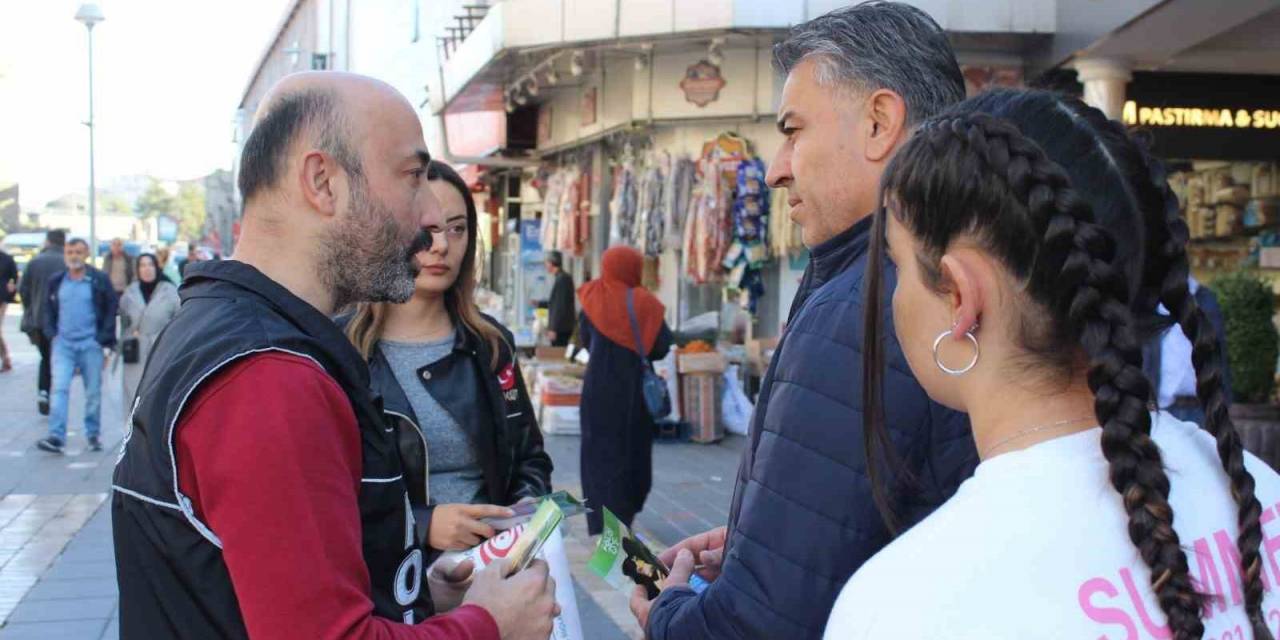 Polis Ekiplerinden Vatandaşa Uyuşturucu Bilgilendirmesi