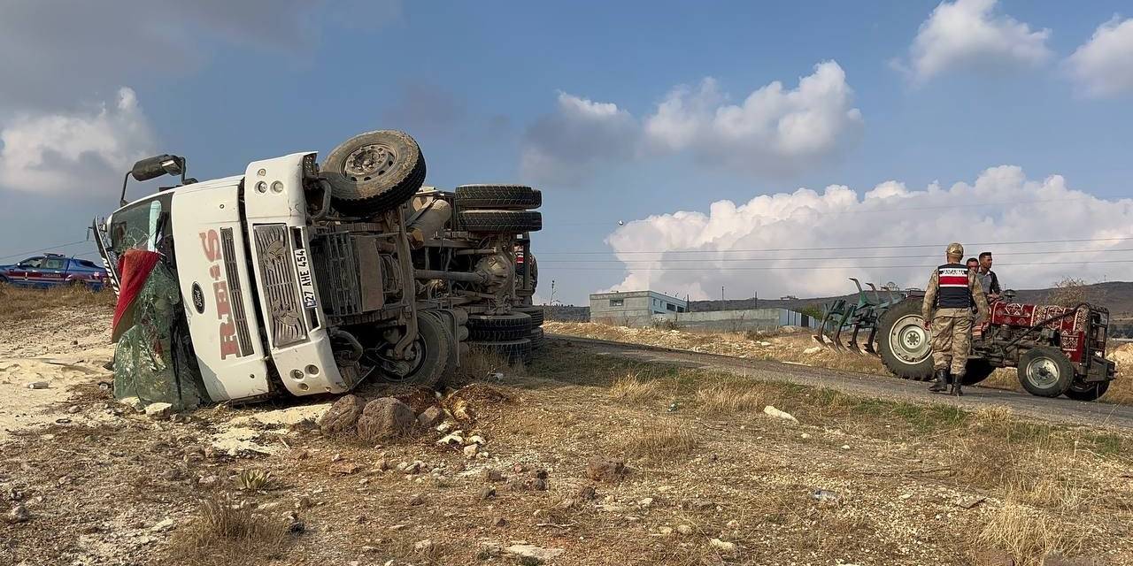 Kilis’te Kum Yüklü Kamyon Devrildi: 1 Yaralı