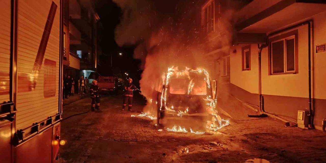 Park Halindeki Minibüs Alev Topuna Döndü