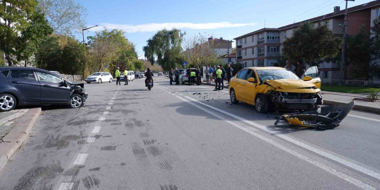 Edirne’de İki Otomobil Çarpıştığı Kazada Metrelerce Fren İzi: 2 Yaralı