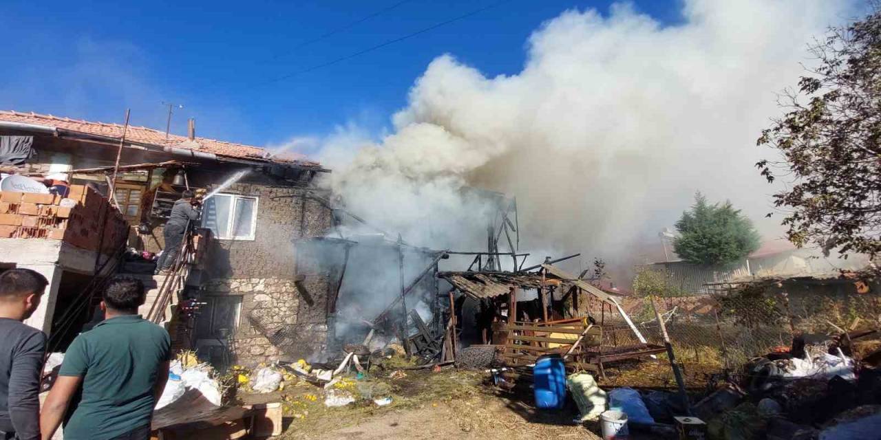 Ocaktan Çıkan Yangın Evi Kullanılamaz Hale Getirdi