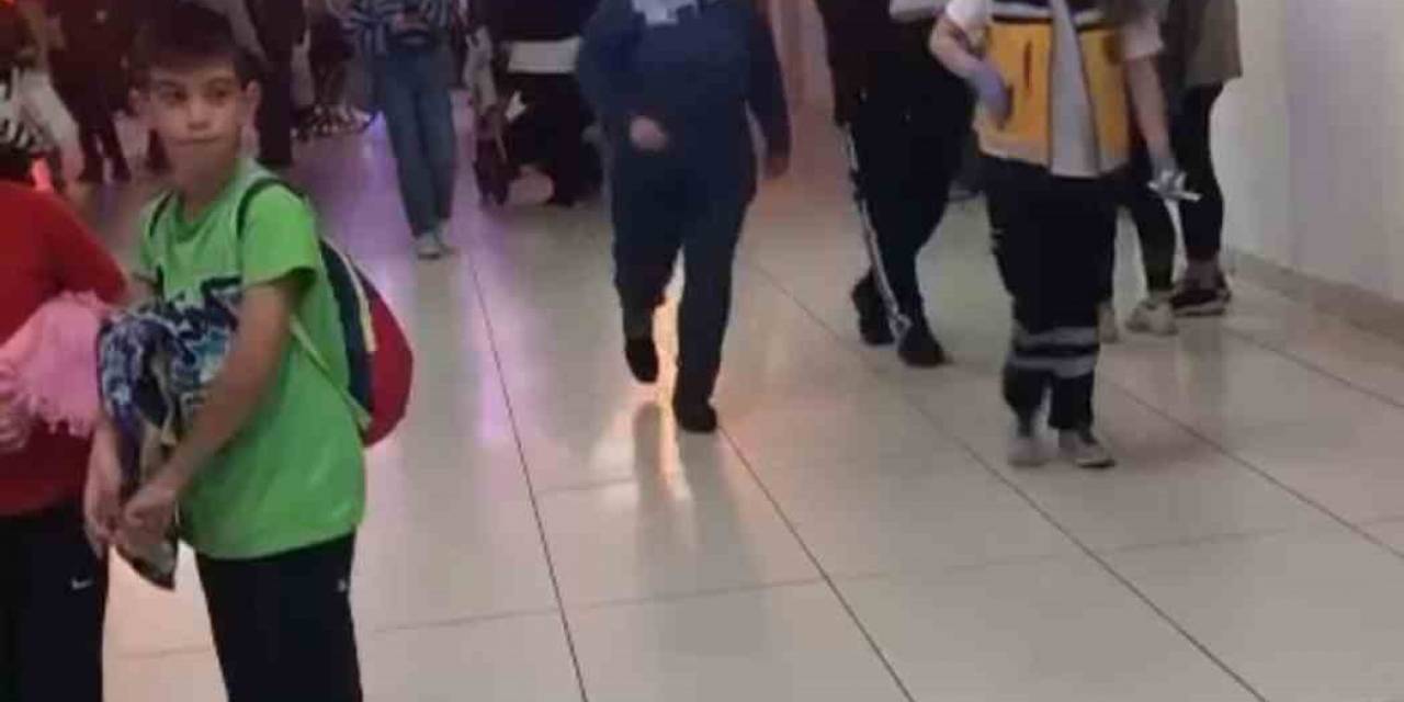 Avm’de Faciadan Dönüldü: Çocukların Bindiği Oyuncak Devrildi