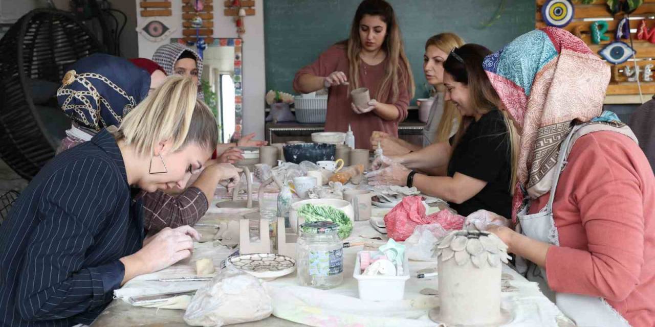 Hem Stres Atıyor Hem De Meslek Öğreniyorlar