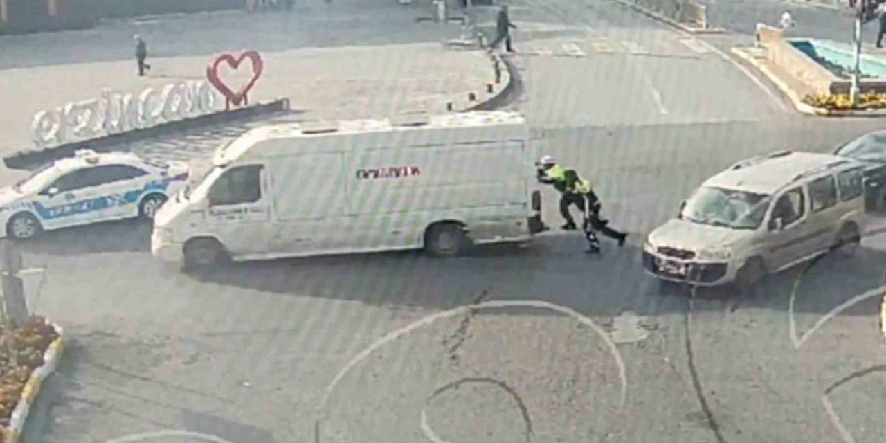 Erzincan’da Trafik Polisleri Arızalanan Aracı Yolda Bırakmadı
