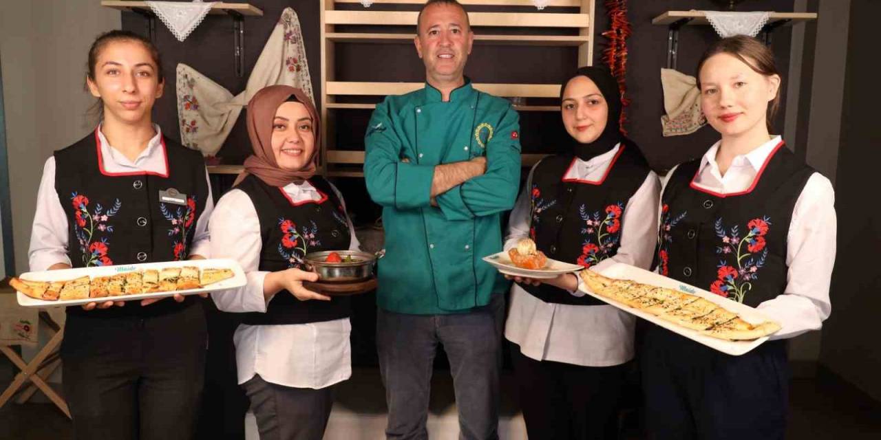 Geleneksel Lezzetler Bu Restoranda