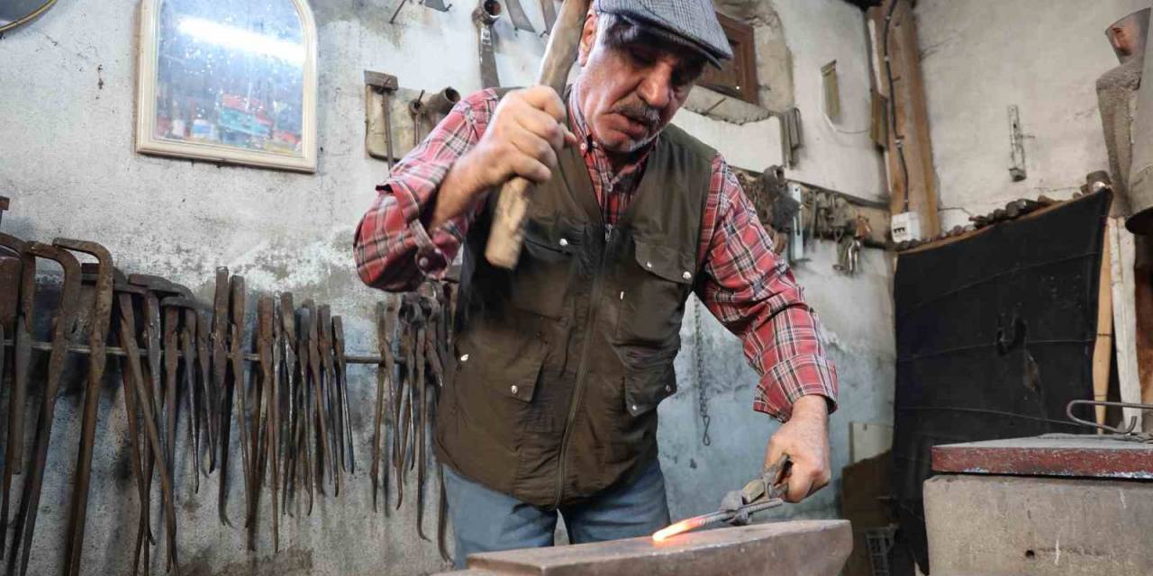 Binlerce Yıllık Mesleğin Son Temsilcilerinden Olan Nizamettin Usta Teknolojiye Direniyor