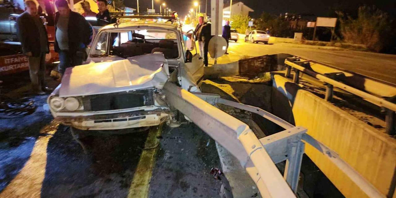 Bariyer Otomobile Ok Gibi Saplandı, Yaralanan Sürücü Hastaneye Kaldırıldı