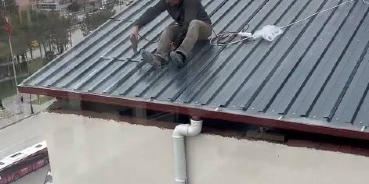 Elazığ’da Yürekleri Ağza Getiren Çatı Yapımı