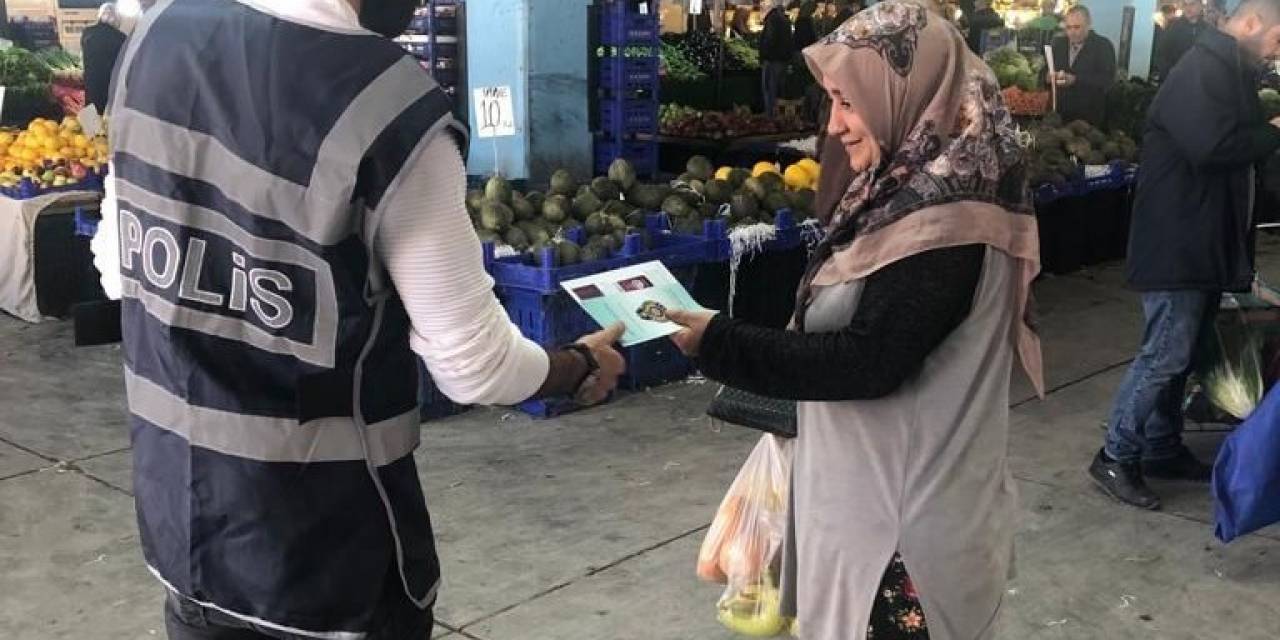 İzmir’de Polis ‘Kadına El Kalkamaz’ Broşürleri Dağıttı