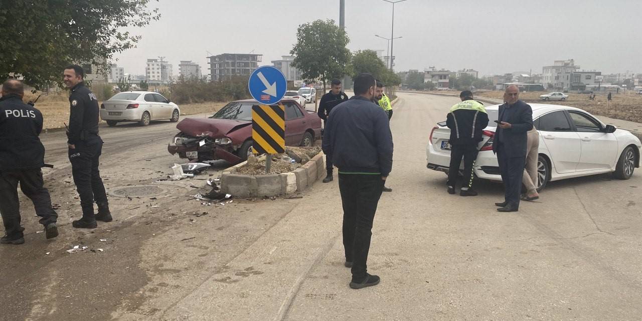 Üç Otomobilin Çarpıştığı Kazada 2 Kişi Yaralandı