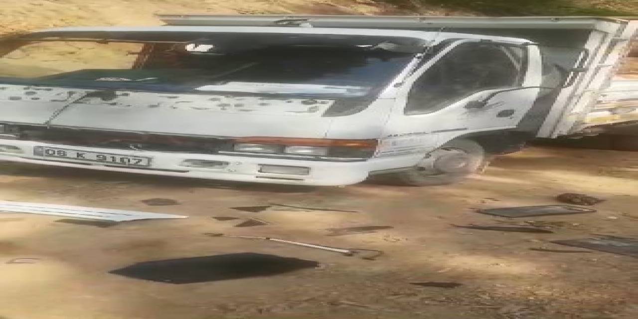 Aç Kalan Ayılar Bu Kez Kamyonete Saldırdı