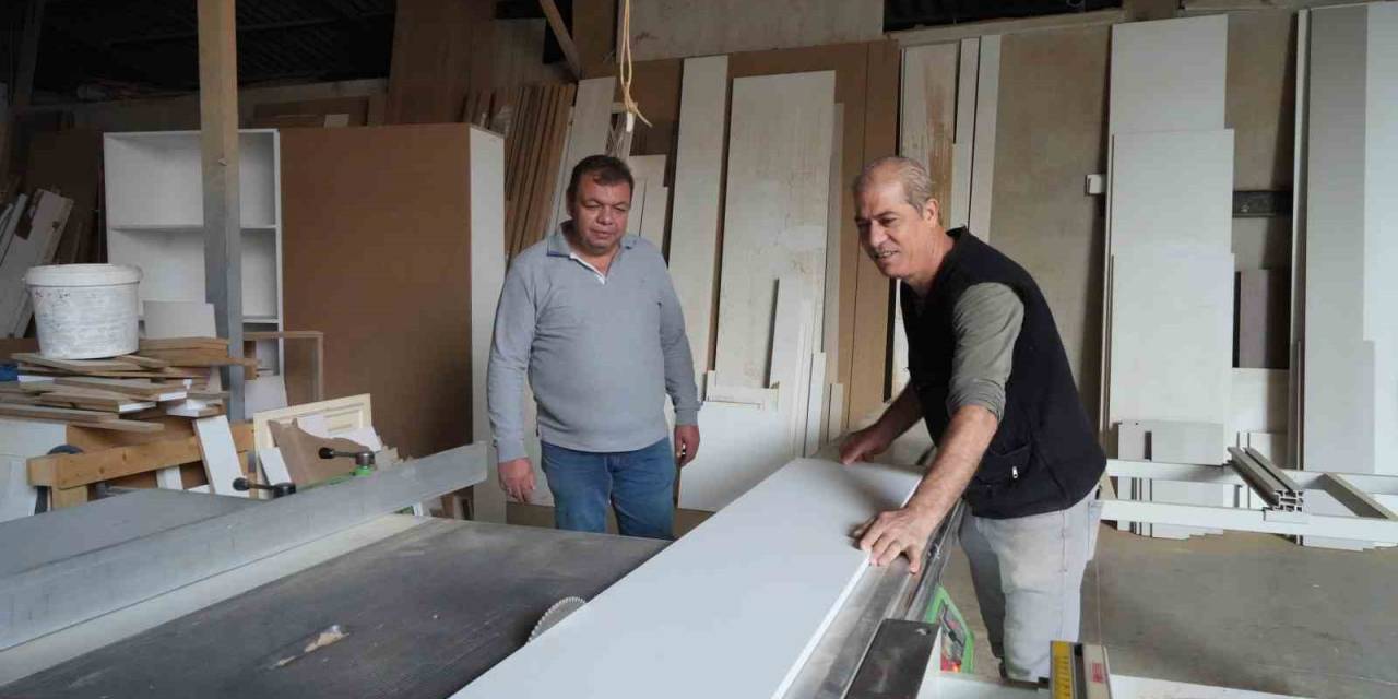 Yarım Asırlık Mobilya Ustası Mesleğini Mimar Ve Mühendis Evlatlarıyla Yaşatıyor