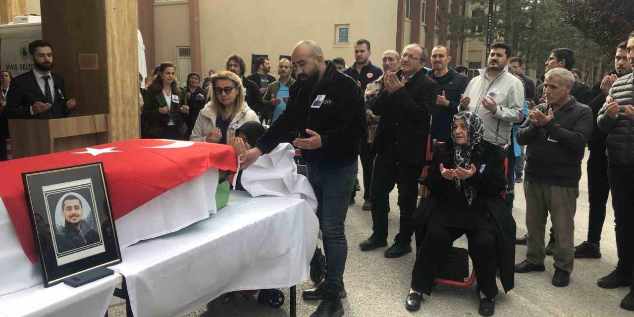 Meslektaşının Evinde Ölü Bulunan Hemşire, Son Yolculuğuna Uğurlandı