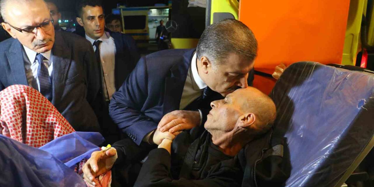 Bakan Koca, Türkiye’ye Getirilen Gazzeli Hastalarla Yakından İlgilendi