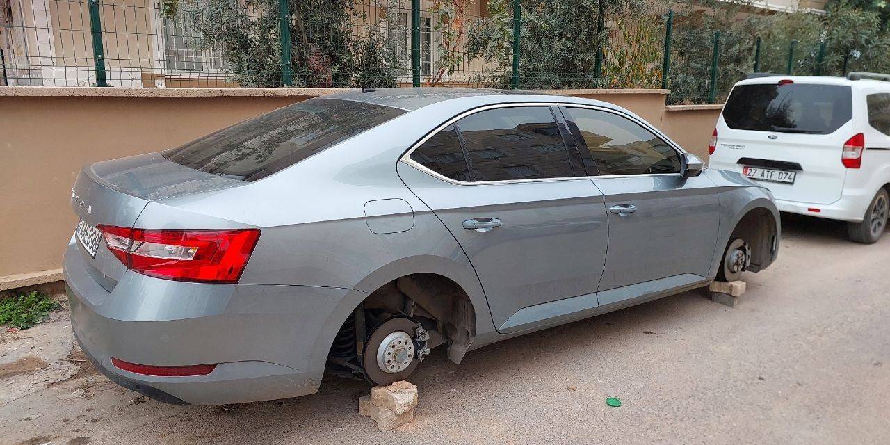 Park Halindeki 3 Aracın Lastikleri Jantlarıyla Beraber Çalındı
