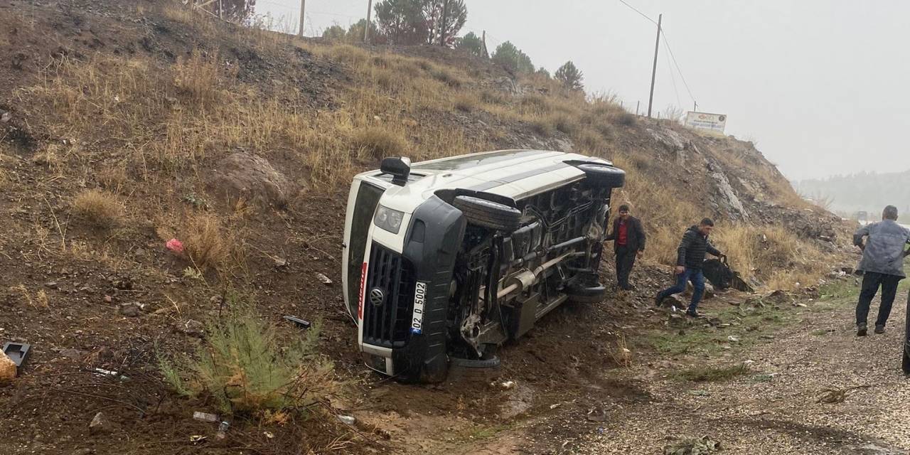 Minibüs Şarampole Devrildi: 2 Yaralı