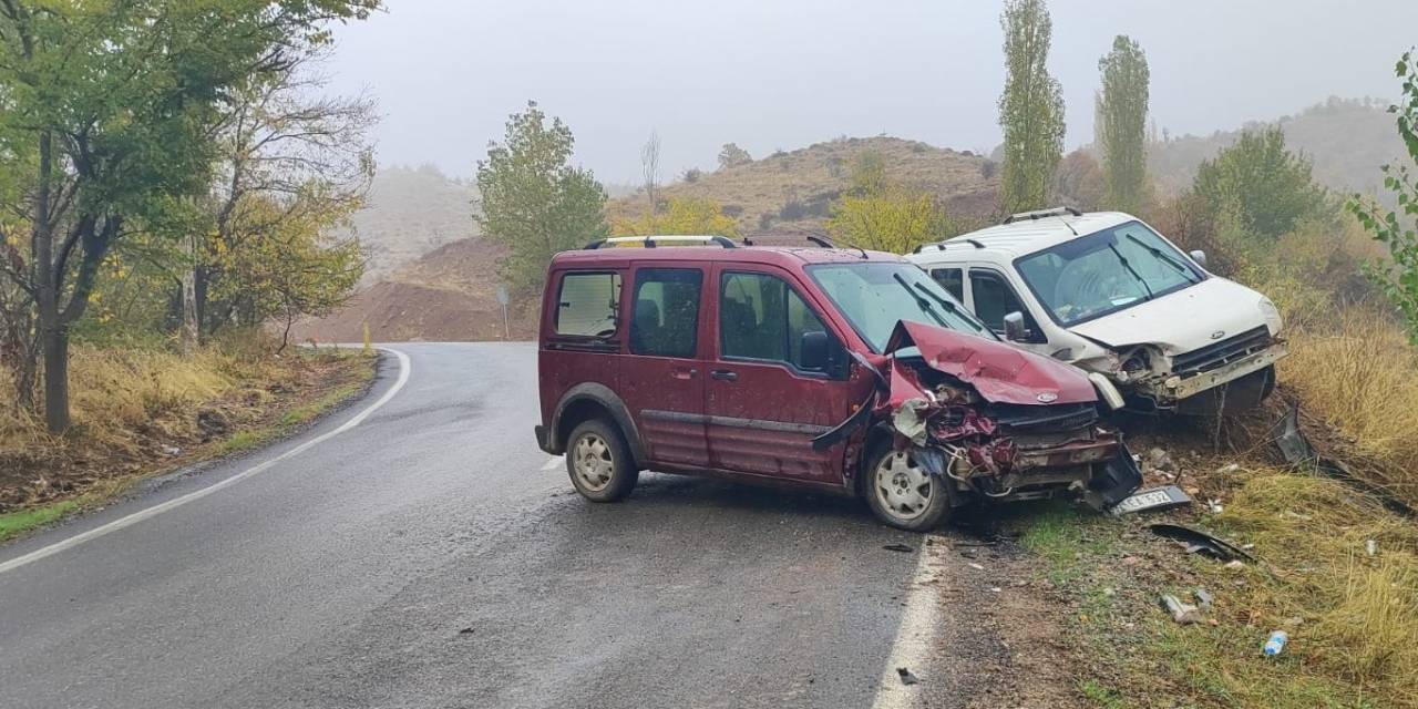 Adıyaman’da İki Hafif Ticari Araç Çarpıştı: 9 Yaralı
