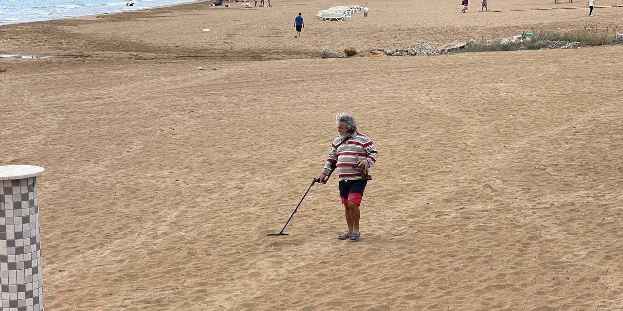 Turistlerin Çekildiği Plaj Define Avcılarına Kaldı: "Ne Bulursak Kar"