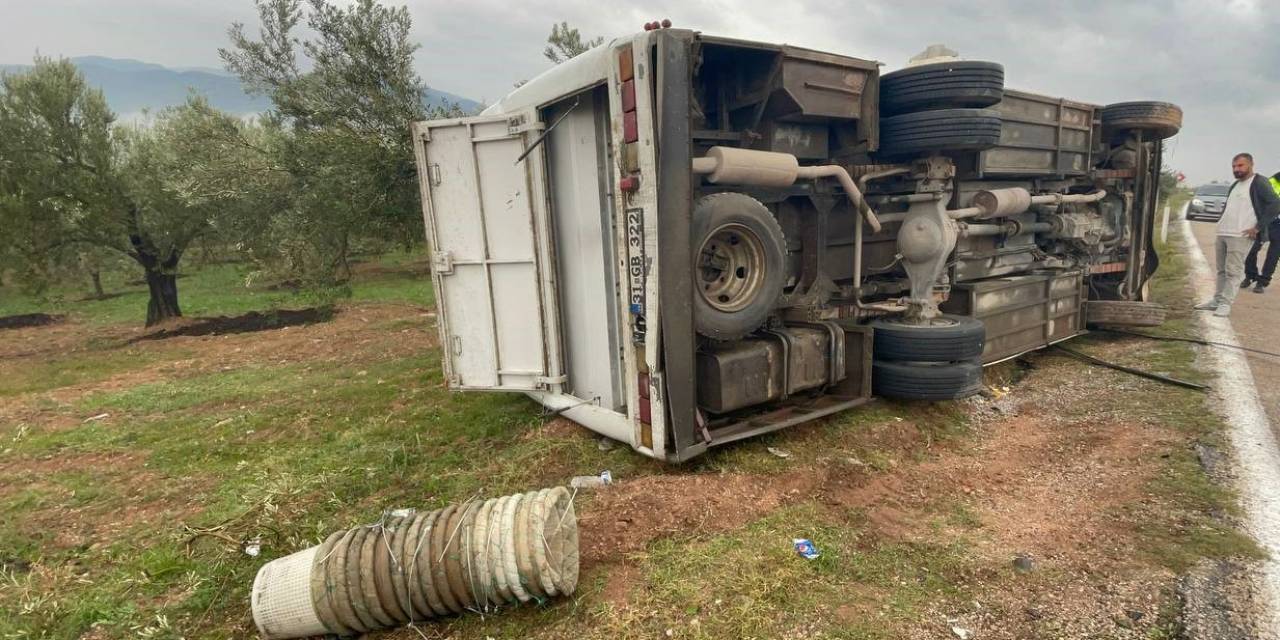 Osmaniye’de Servis Minibüsü Kaza Yaptı: 2 Yaralı