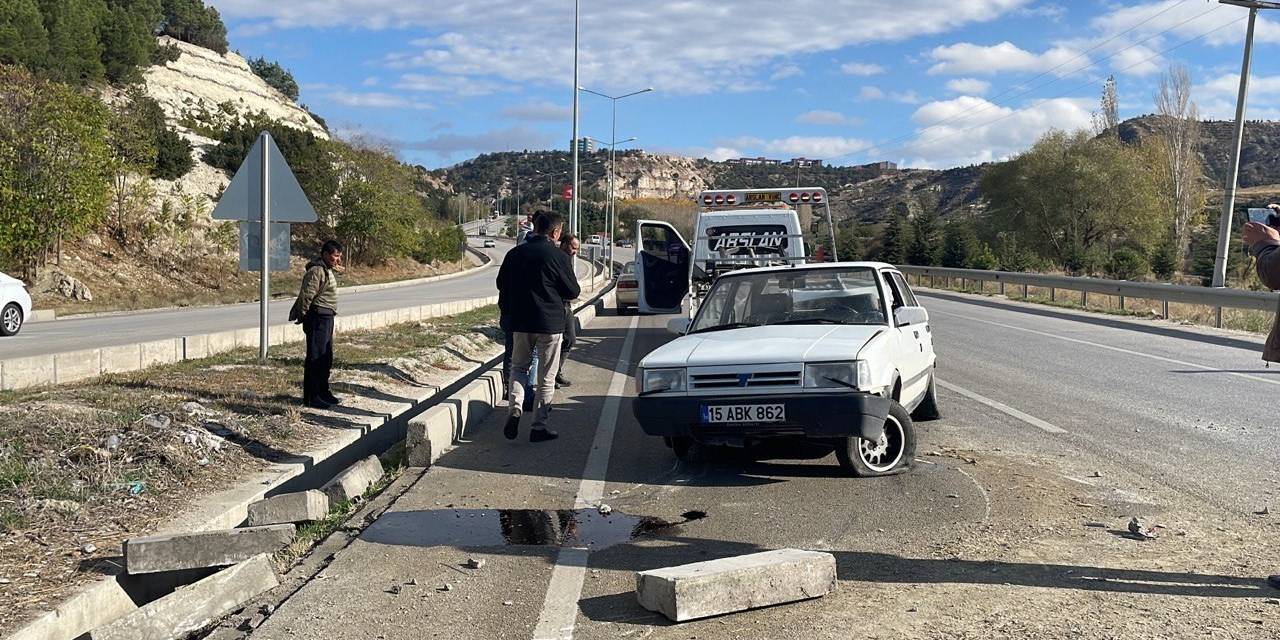 Burdur’da Kontrolden Çıkan Otomobil Bariyere Vurdu: 1 Yaralı