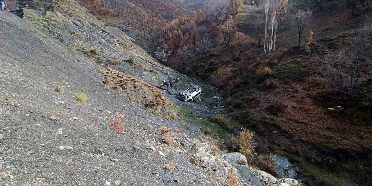 Siirt’te 3 Kişinin Yaralandığı Kazada Minibüs 5 Saatlik Çalışmayla Vadiden Çıkartıldı