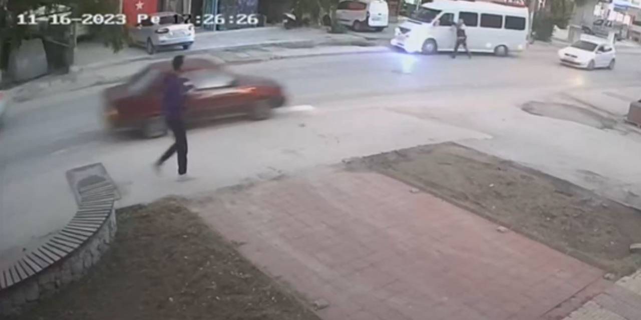 Trafik Denetiminden Kaçtı, Araçta Asılı Kalan Trafik Polisi Son Anda Kurtuldu