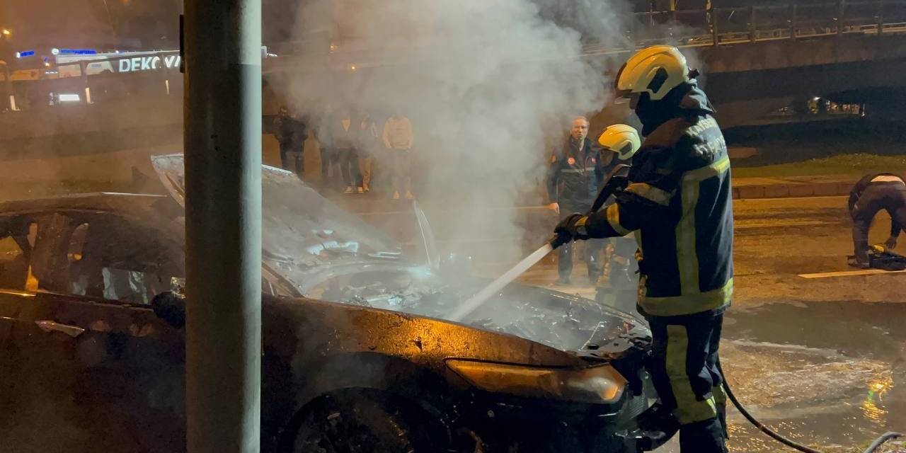 Kaldırıma Çarpan Otomobil Alev Aldı, Sürücü Olay Yerinden Kaçtı