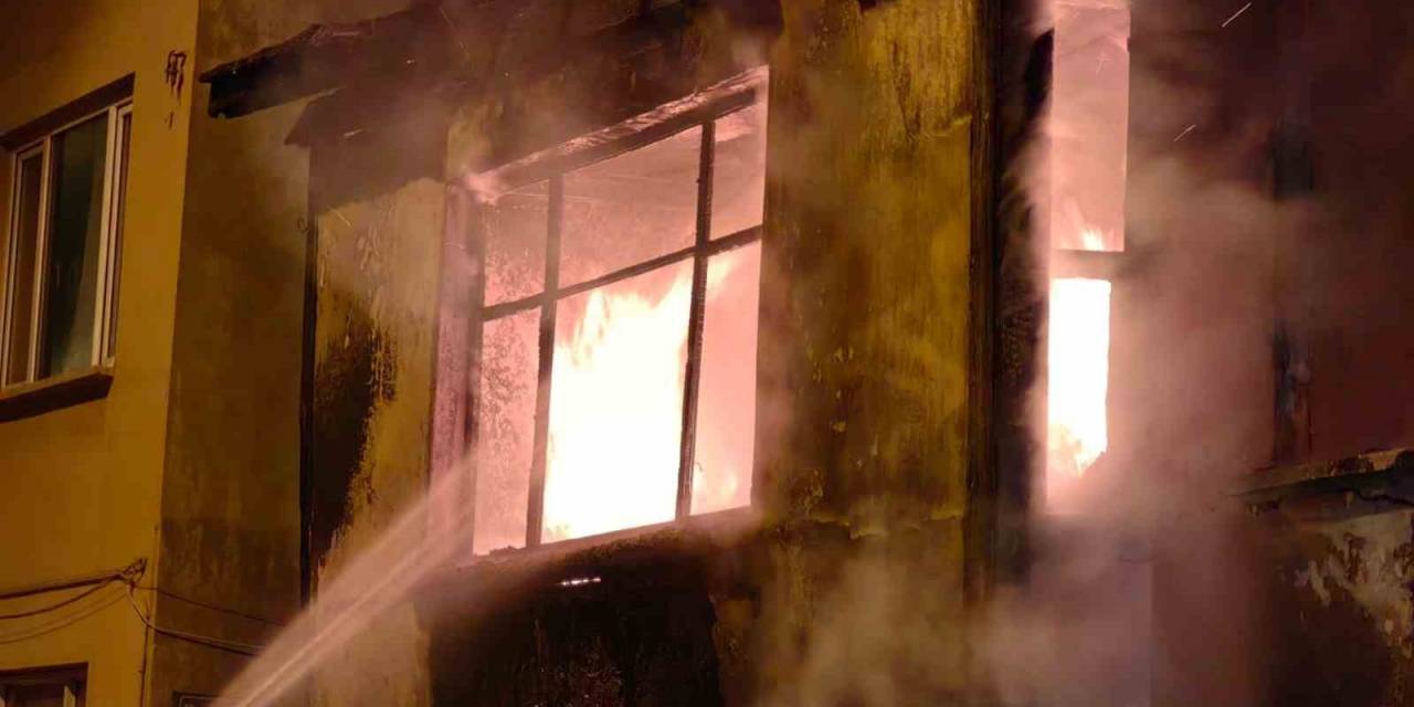 Devrilen Isıtıcıdan Çıkan Yangın Evi Küle Çevirdi: 1 Yaralı