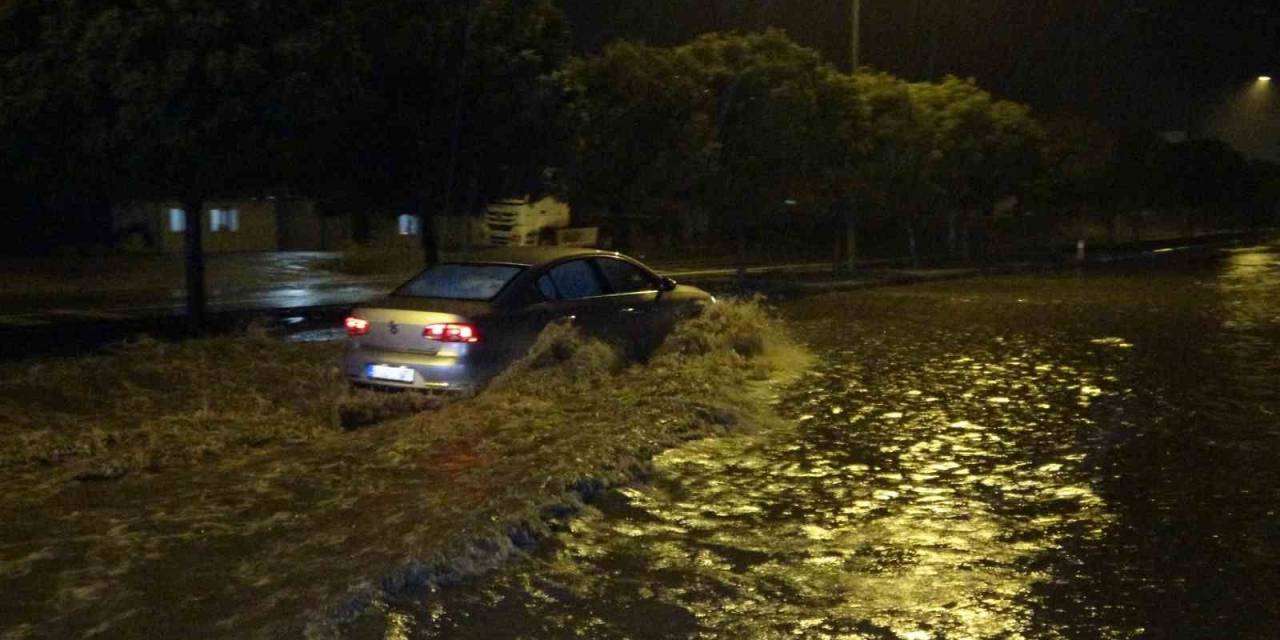 Şiddetli Yağış Adıyaman’da Etkili Oldu: Cadde Ve Sokaklar Göle Döndü