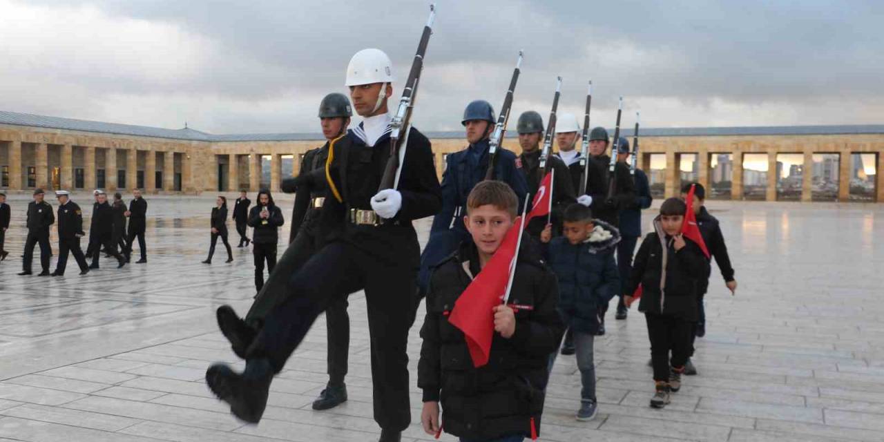 ‘Anıtkabir’de Saygı Nöbeti’ Videosuyla Gündem Olan Öğrenciler Anıtkabir’i Ziyaret Etti