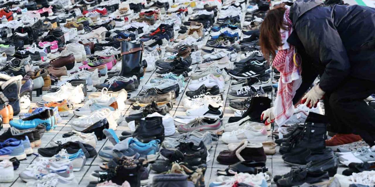 Seul’ün Merkezine Filistin’de Hayatını Kaybedenlerin Anısına 2 Bin Ayakkabı Bırakıldı