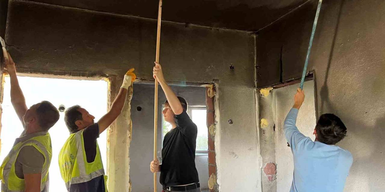 Yanan Evi Yabancı Öğrencilerle Tamir Ettiler